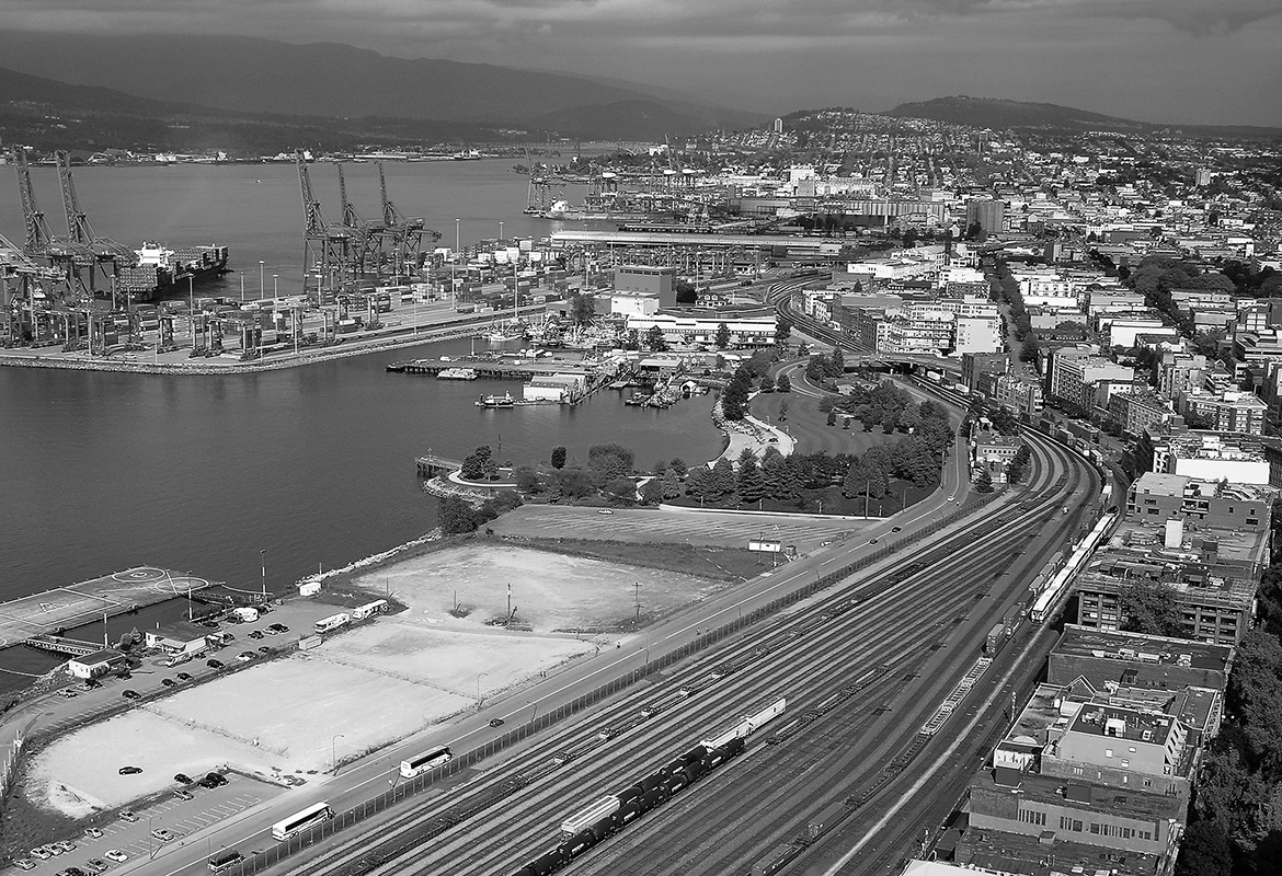 Photo: Vue aérienne de Vancouver (Colombie-Britannique). La plupart des villes canadiennes se sont développées autour des chemins de fer et dépendent des biens qu’ils transportent et des services qu’ils livrent. (Photo : Serjio74 / iStock)